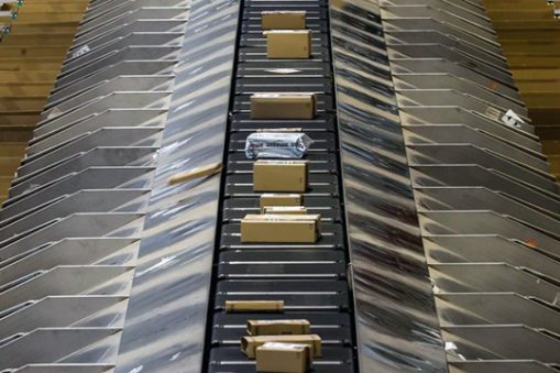e-commerce robot smistamento pacchi Poste Italiane Roserio