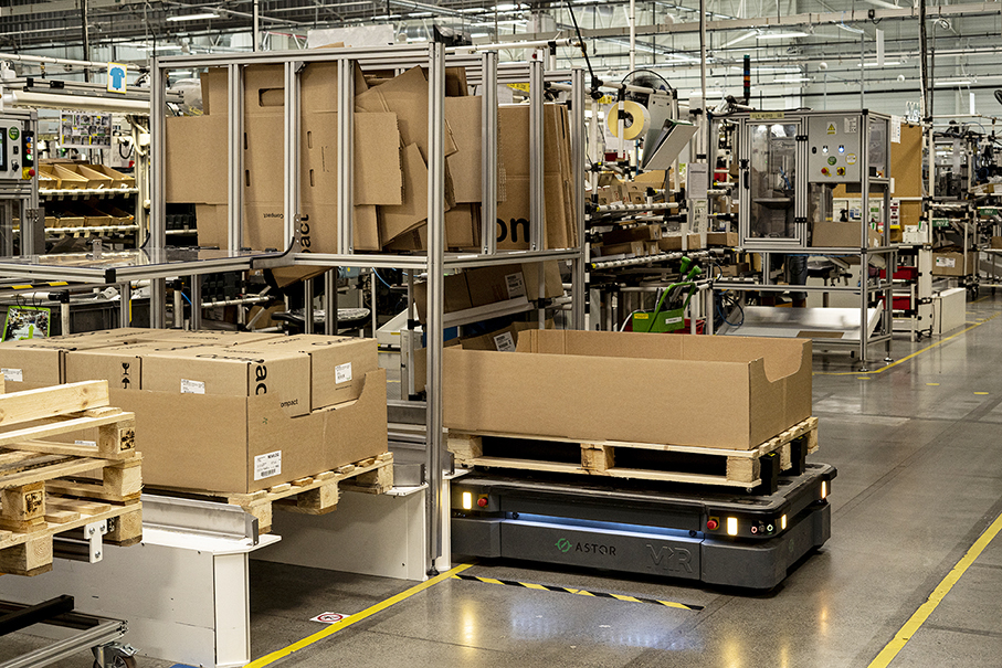 MiR robot mobili autonomi logistica Schneider Electric Polonia