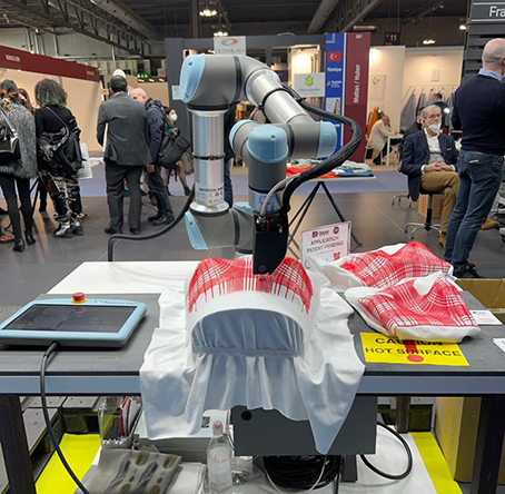 Universal-Robots-cobot-fashion-Milano-Fashion-Week-Lineapelle