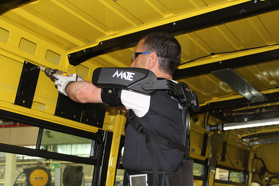 Comau esoscheletri John Deere centro logistico riduzione rischio ergonomico