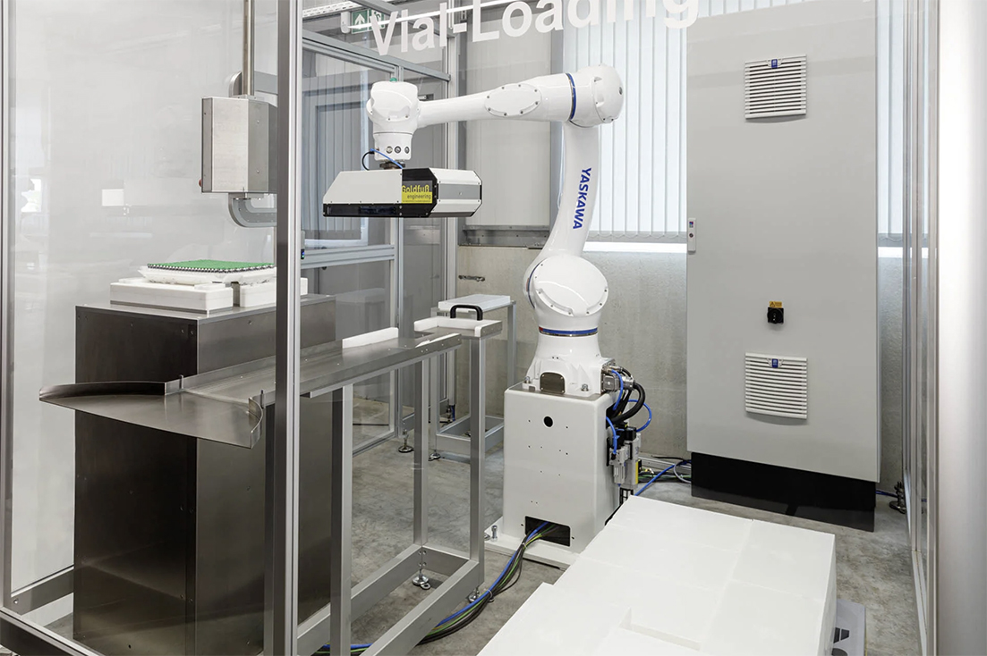 Yaskawa Goldfuß Engineering cobot sistema di presa manipolazione fiale settore farmaceutico