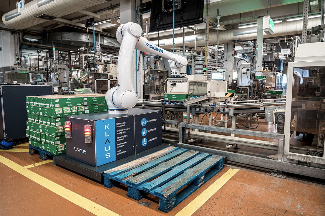 Yaskawa cobot pallettizzazione Unilever system integrator Bayer noleggio operativo sicurezza operatori