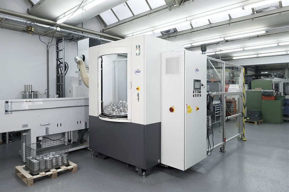 Yaskawa automazione robot cella di carico scarico Rile tornitura componenti Mahlo