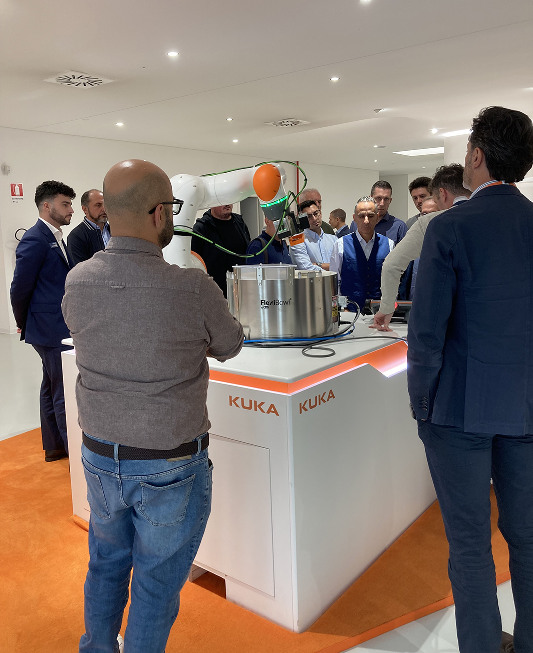 Schunk Kuka robotica automazione gripper bin picking logistica packaging robot