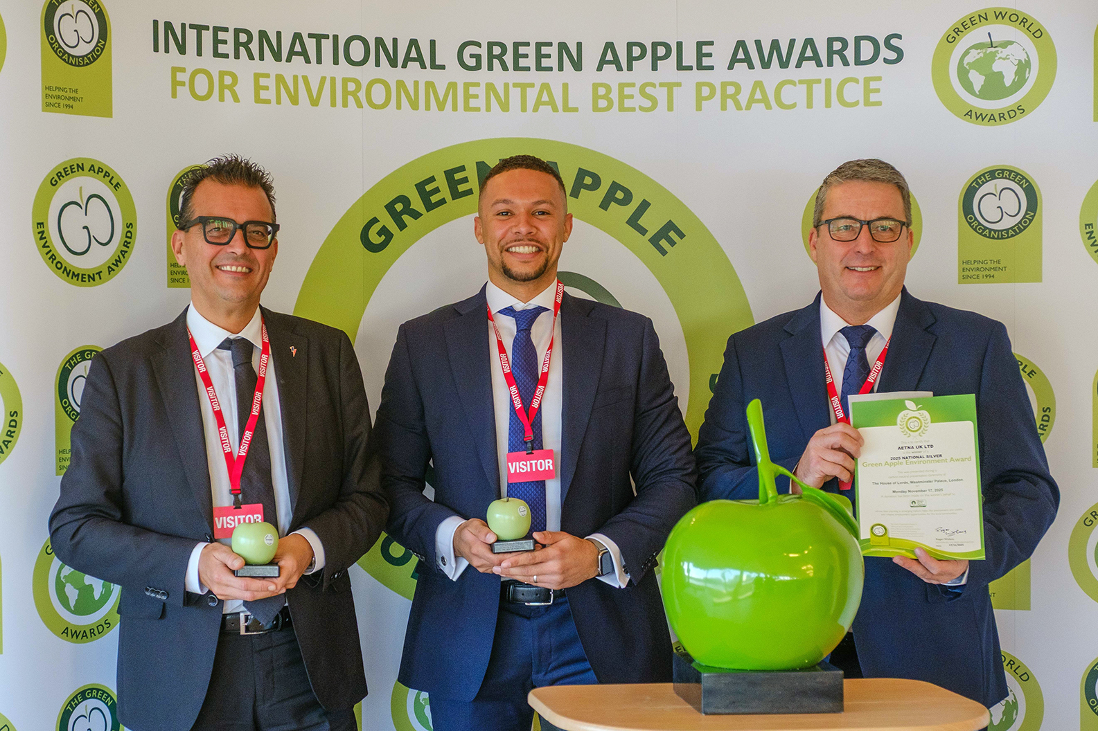 Immagine che illustra il ritiro dei tre premi che Robopac ha vinto agli International Green Apple Awards per le sue soluzioni di imballaggio sostenibile